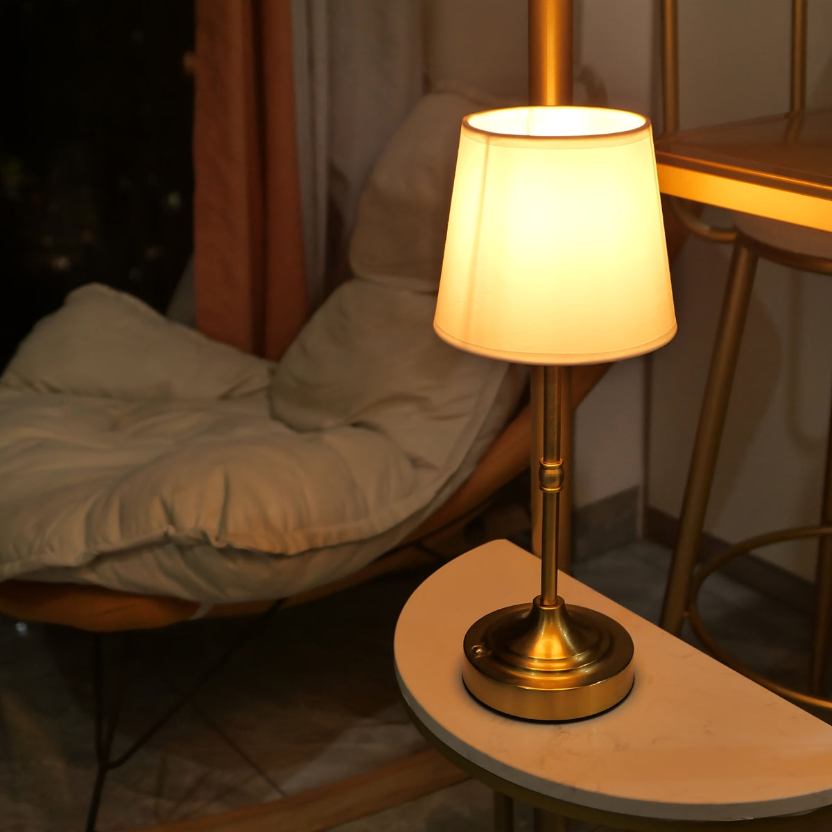 Lampa stołowa z matową metalową podstawą, materiałowym kloszem, akumulatorem, bezprzewodowa i dotykowa