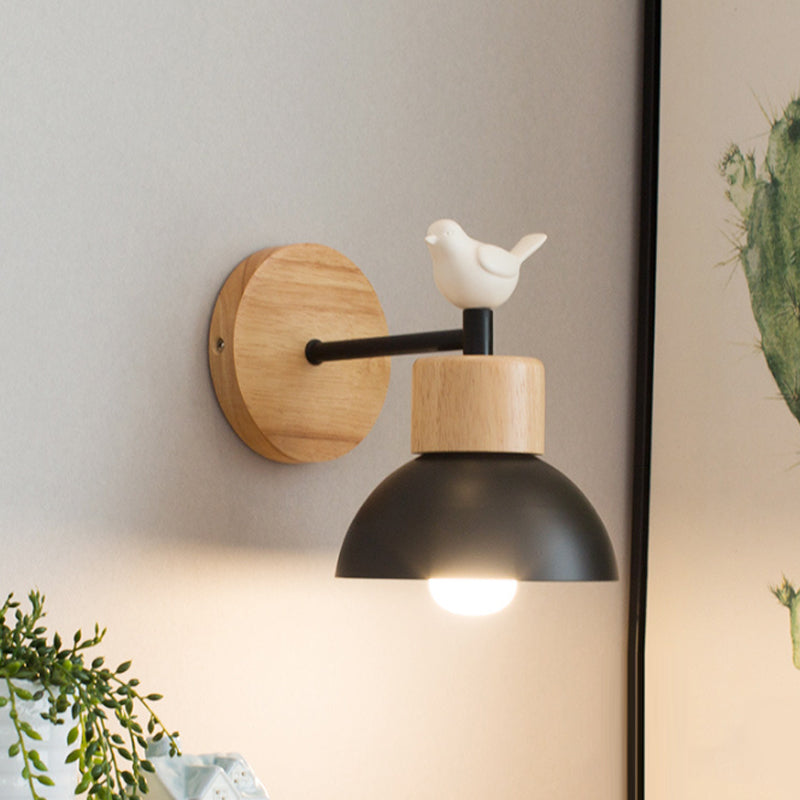 Nordycka minimalistyczna lampa ścienna z drewnianą rzeźbą ptaka siedzącego na gałęzi