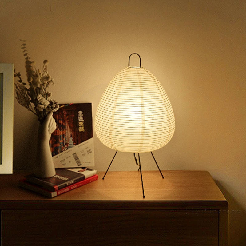 Minimalistyczna zen japońska lampa stołowa na trójnogu z papierowym kloszem ryżowym i nastrojowym oświetleniem