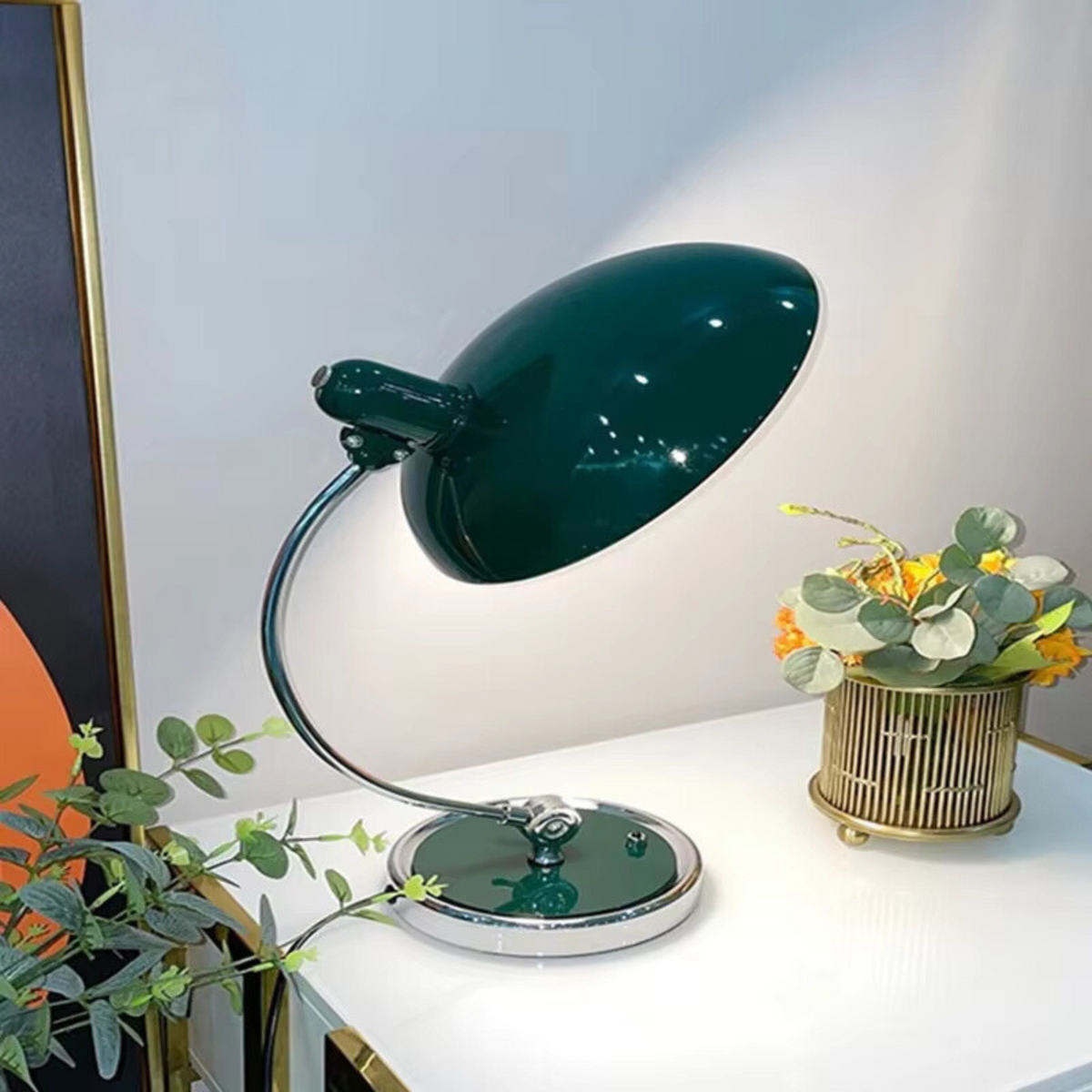 Rzeźbiarska chromowana lampa stołowa z zakrzywionym ramieniem w stylu Bauhaus i skandynawskim