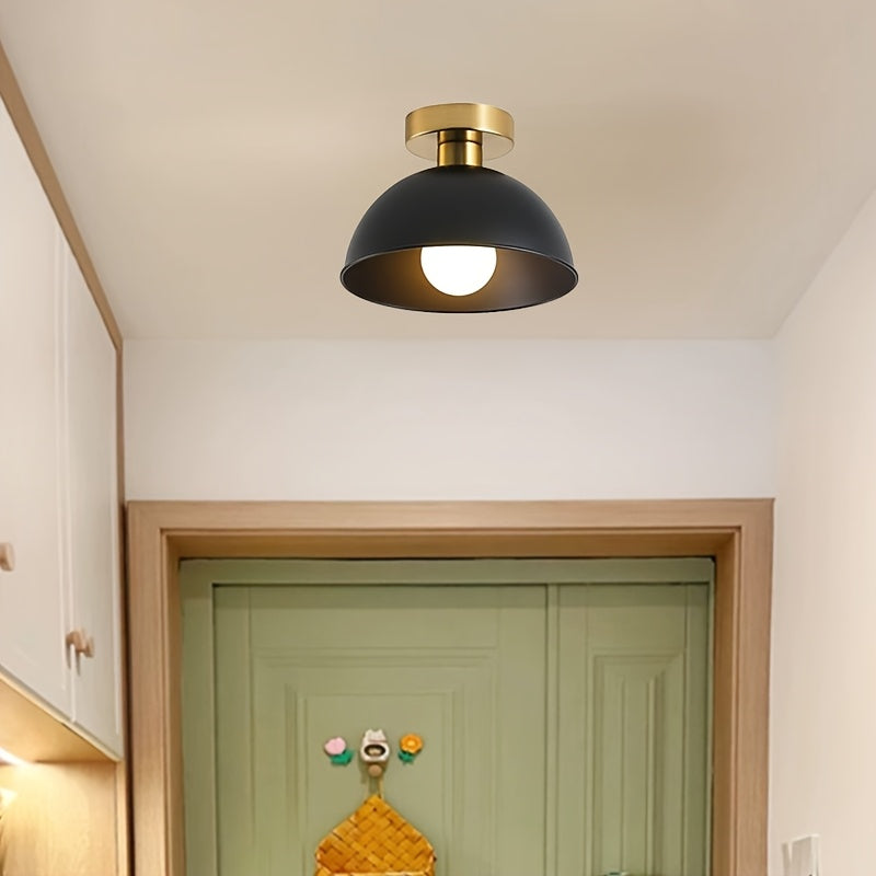 Minimalistyczna matowa metalowa półprzylegająca lampa sufitowa w kształcie kopuły