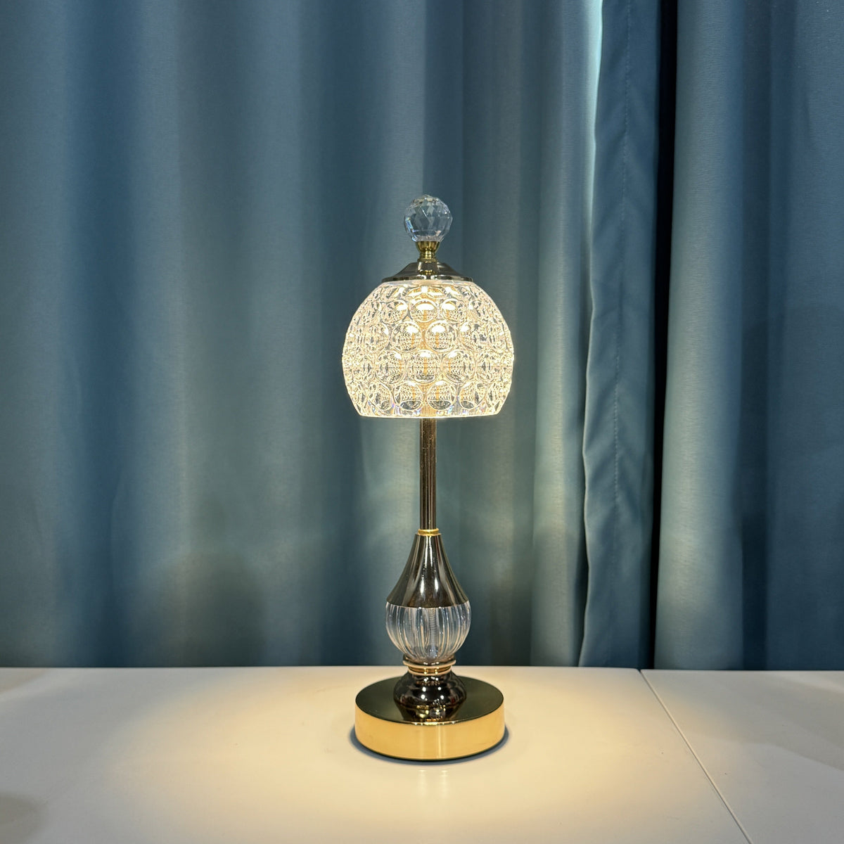 Rzeźbiona lampa stołowa z kryształowym kloszem, dotykową regulacją jasności, ładowana i bezprzewodowa