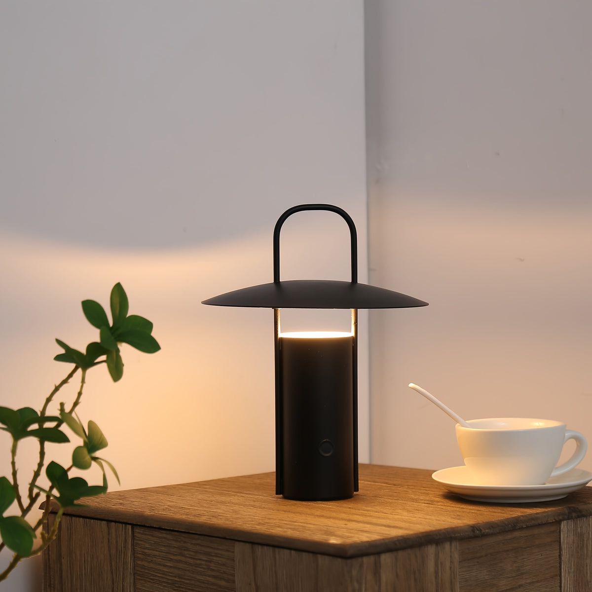 Minimalistyczna metalowa lampa stołowa z kopułowym kloszem, akumulatorem i dotykowym sterowaniem