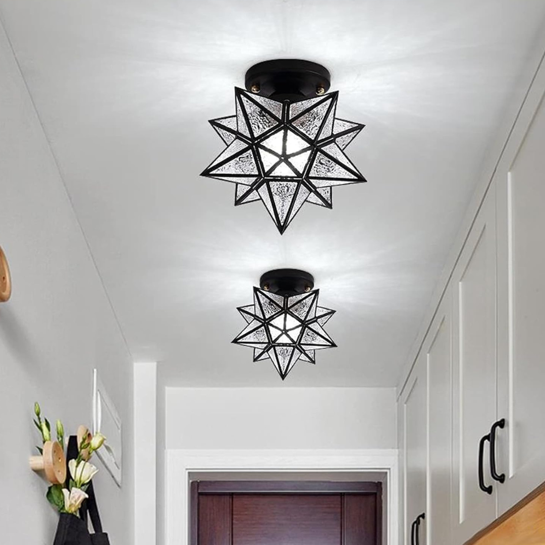 Lampa sufitowa z geometryczną ramą w kształcie gwiazdy i matowym szkłem