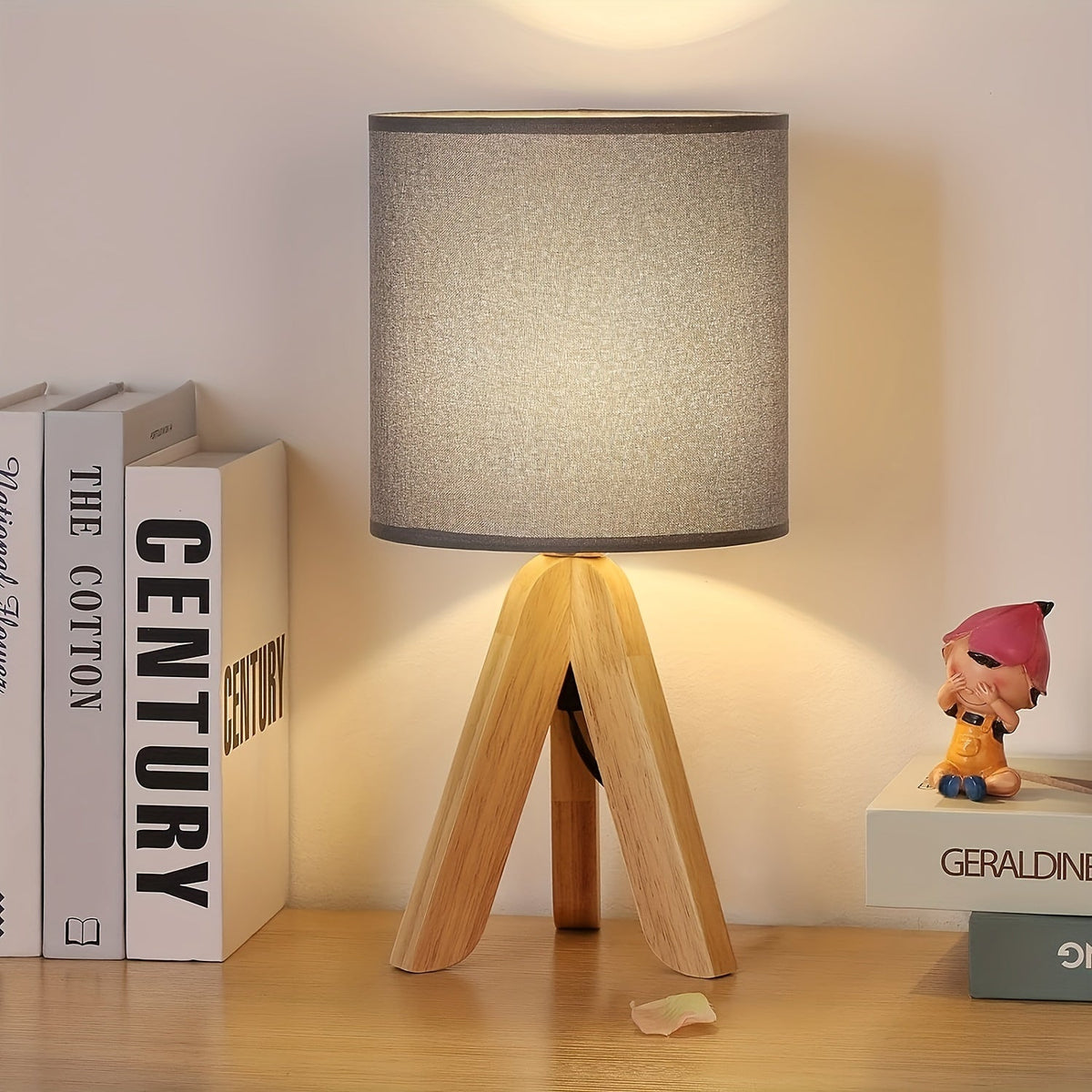 Nordycka minimalistyczna lampa stołowa z drewnianym trójnogiem i lnianym kloszem