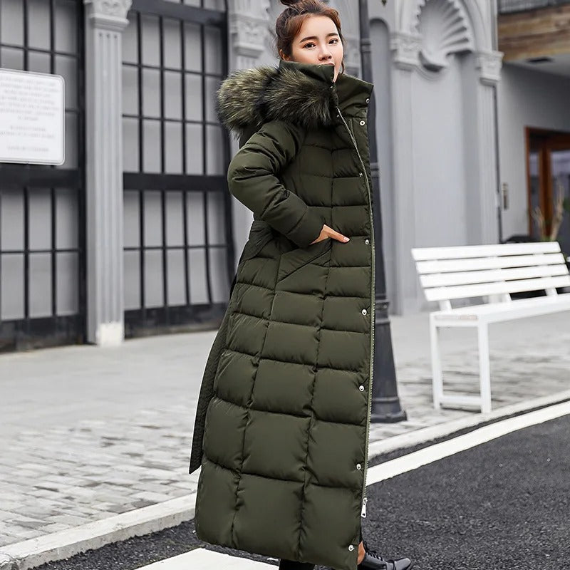 Damski długi pikowany płaszcz puchowy z futrzanym kapturem i paskiem