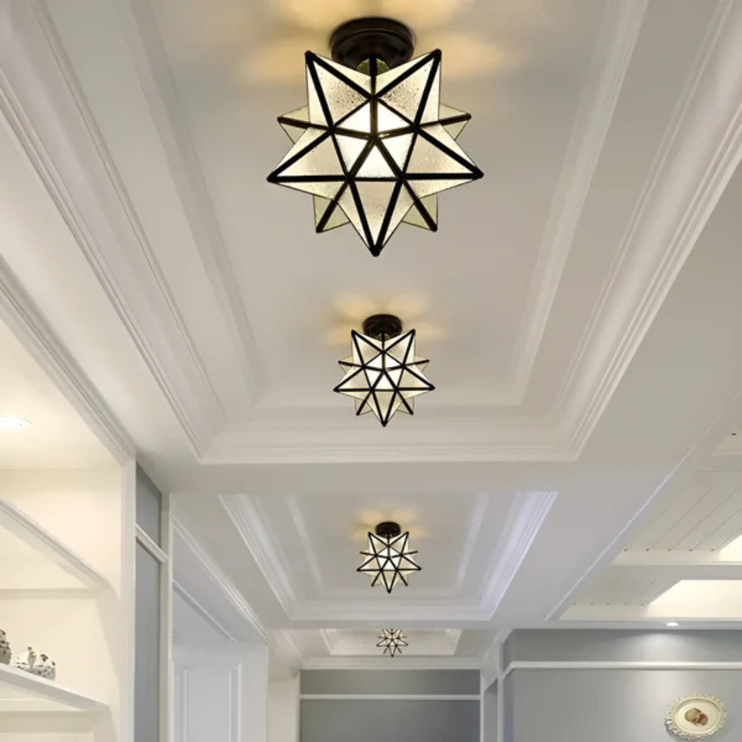 Lampa sufitowa z geometryczną ramą w kształcie gwiazdy i matowym szkłem
