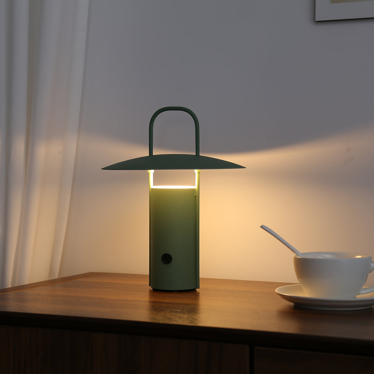 Minimalistyczna metalowa lampa stołowa z kopułowym kloszem, akumulatorem i dotykowym sterowaniem