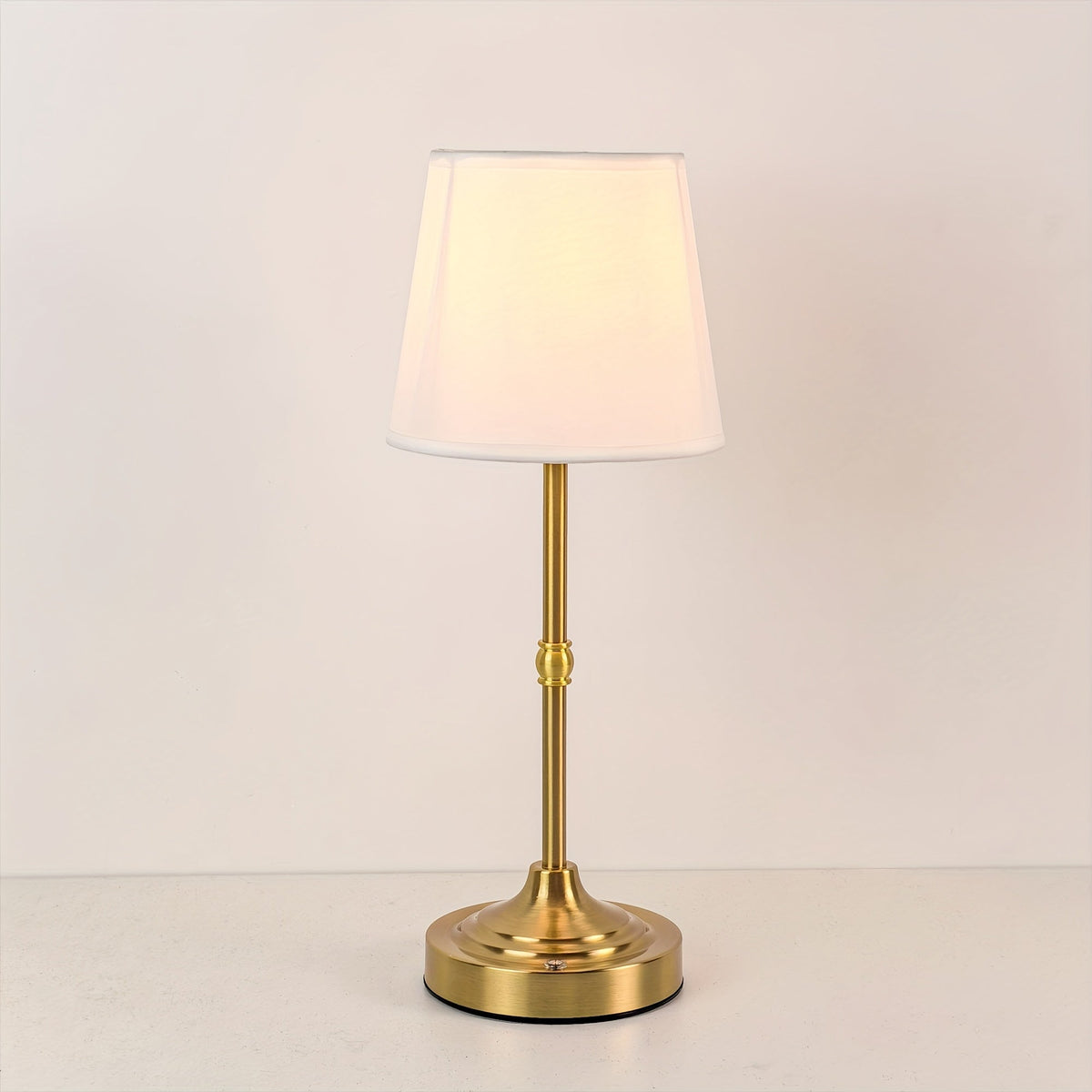 Lampa stołowa z matową metalową podstawą, materiałowym kloszem, akumulatorem, bezprzewodowa i dotykowa