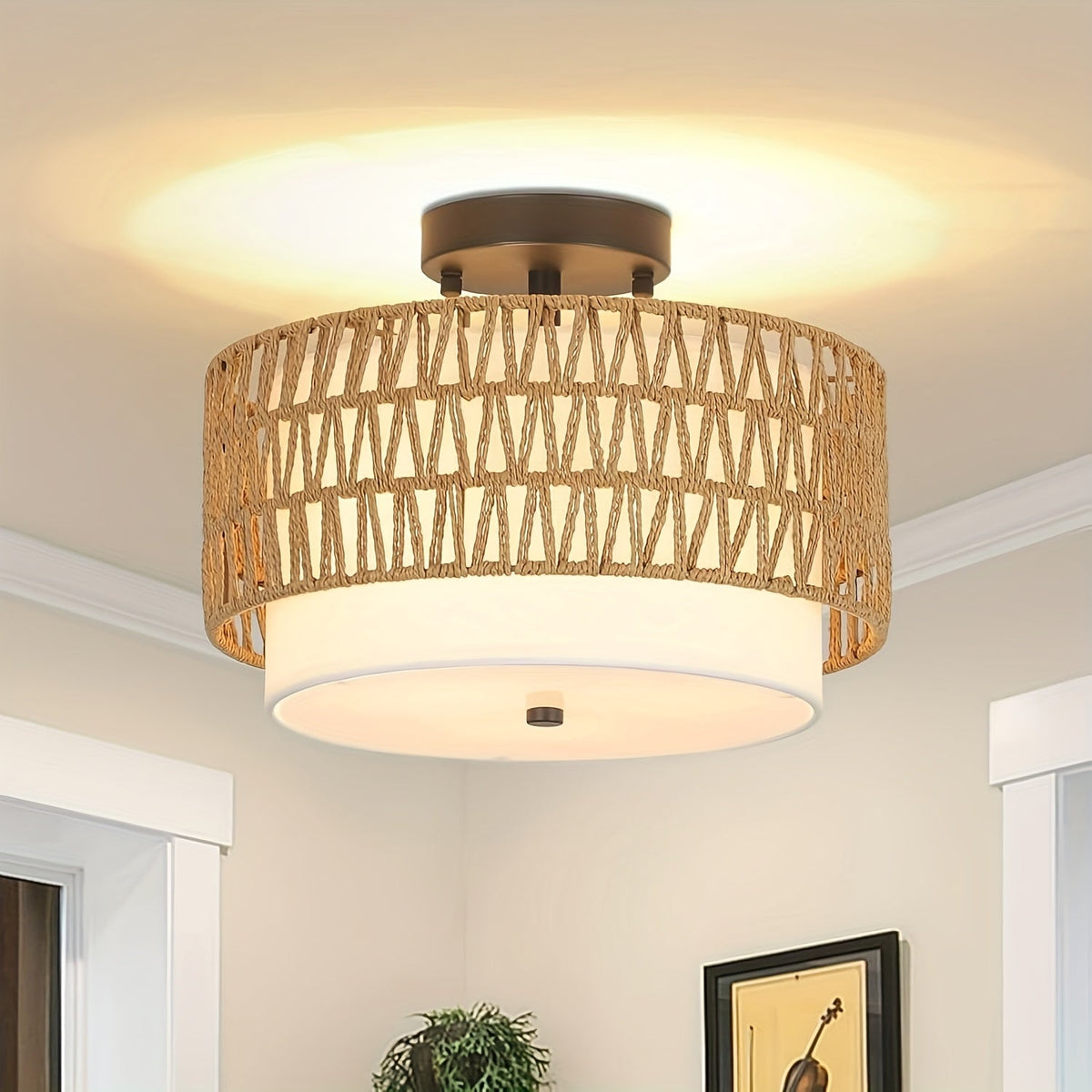 Półprzylegająca lampa sufitowa z plecionego rattanu i teksturowanego lnianego dyfuzora