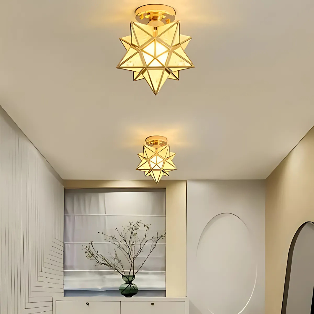 Lampa sufitowa z geometryczną ramą w kształcie gwiazdy i matowym szkłem