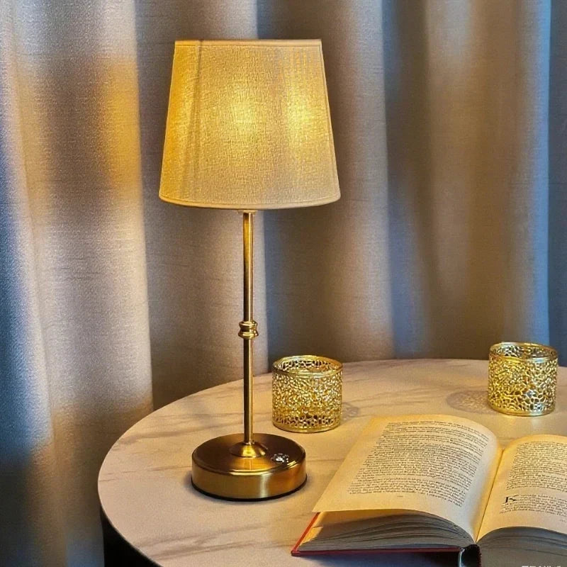 Bezprzewodowa ładowalna lampka stołowa z metalową podstawą i kloszem z tkaniny, o szczotkowanym wykończeniu i funkcji ściemniania