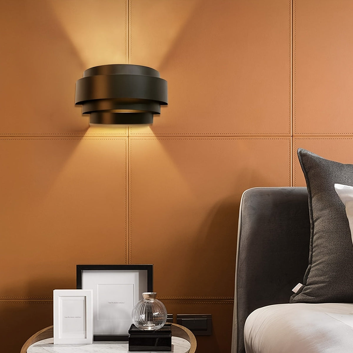 Rzeźbiarska architektoniczna warstwowa metalowa lampa ścienna, świecąca w górę i w dół