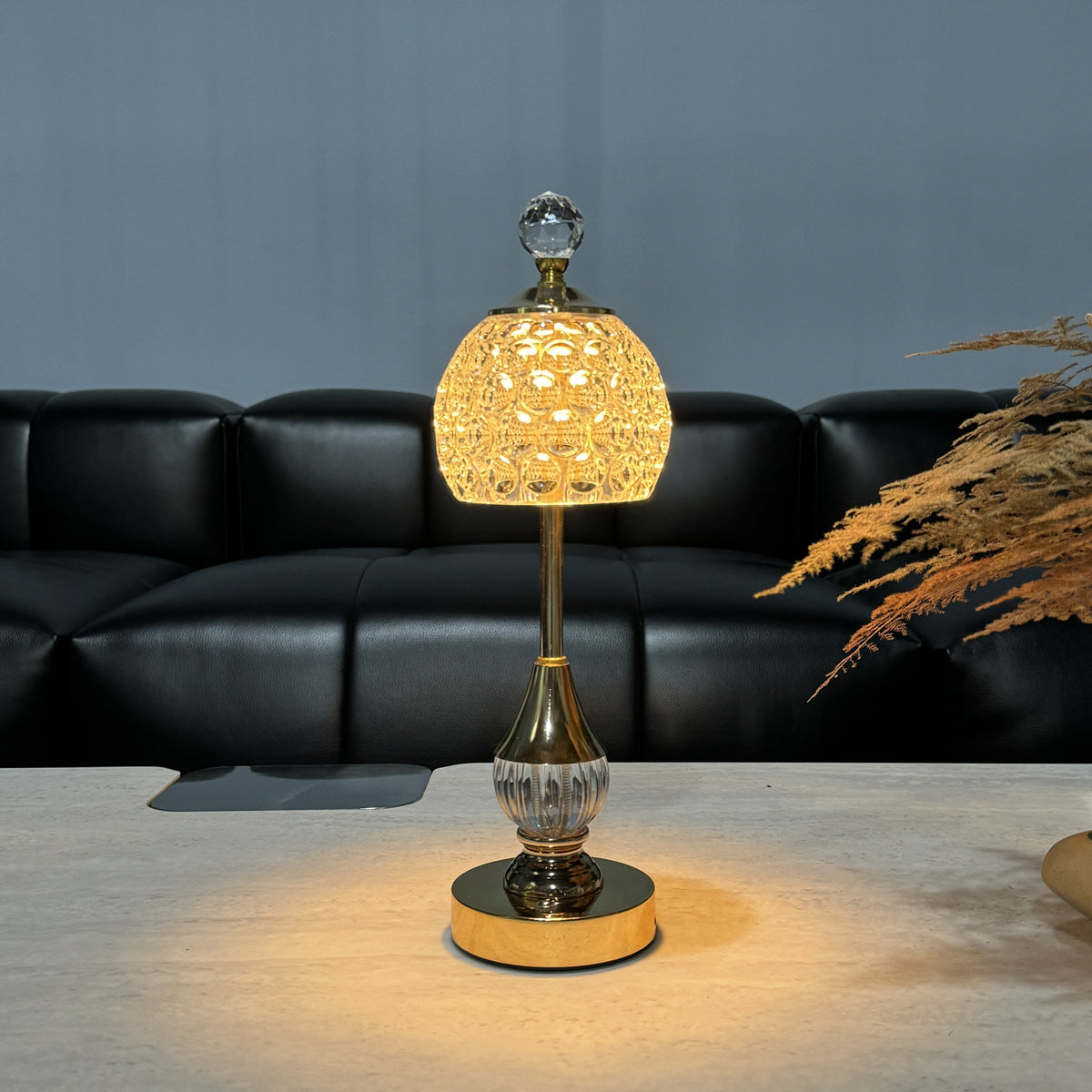 Rzeźbiona lampa stołowa z kryształowym kloszem, dotykową regulacją jasności, ładowana i bezprzewodowa