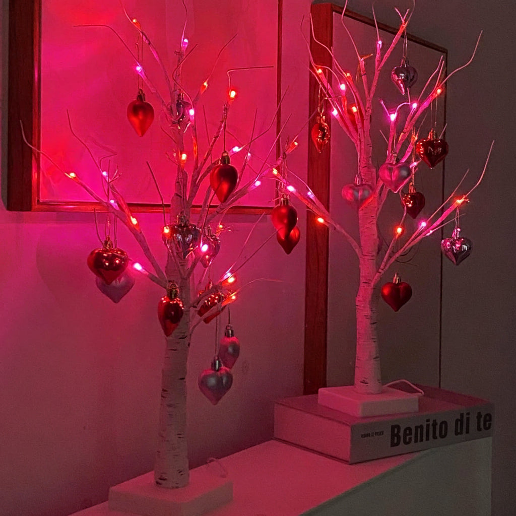 Romantyczna lampa stołowa z ozdobą w kształcie serca na rozgałęzionym brzozowym drzewku