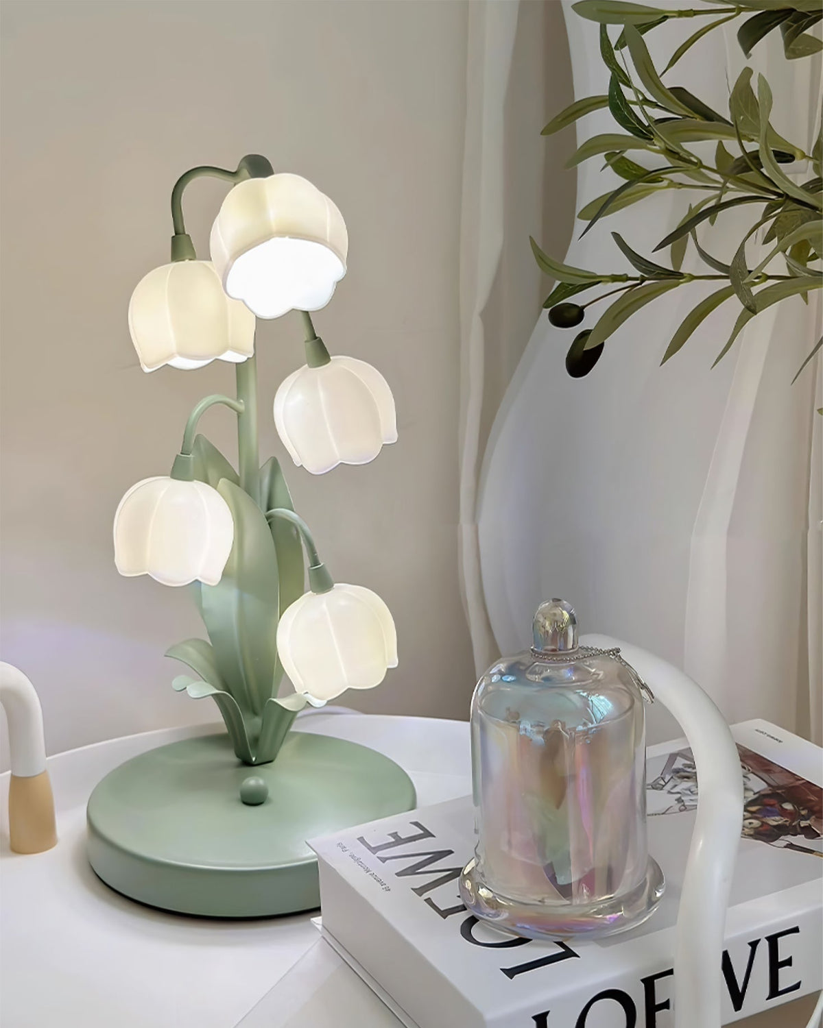Lampa stołowa w kształcie tulipana z kwiatem orchidei