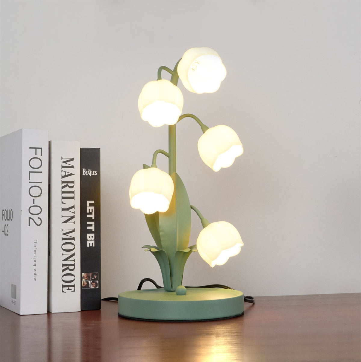 Lampa stołowa w kształcie tulipana z kwiatem orchidei