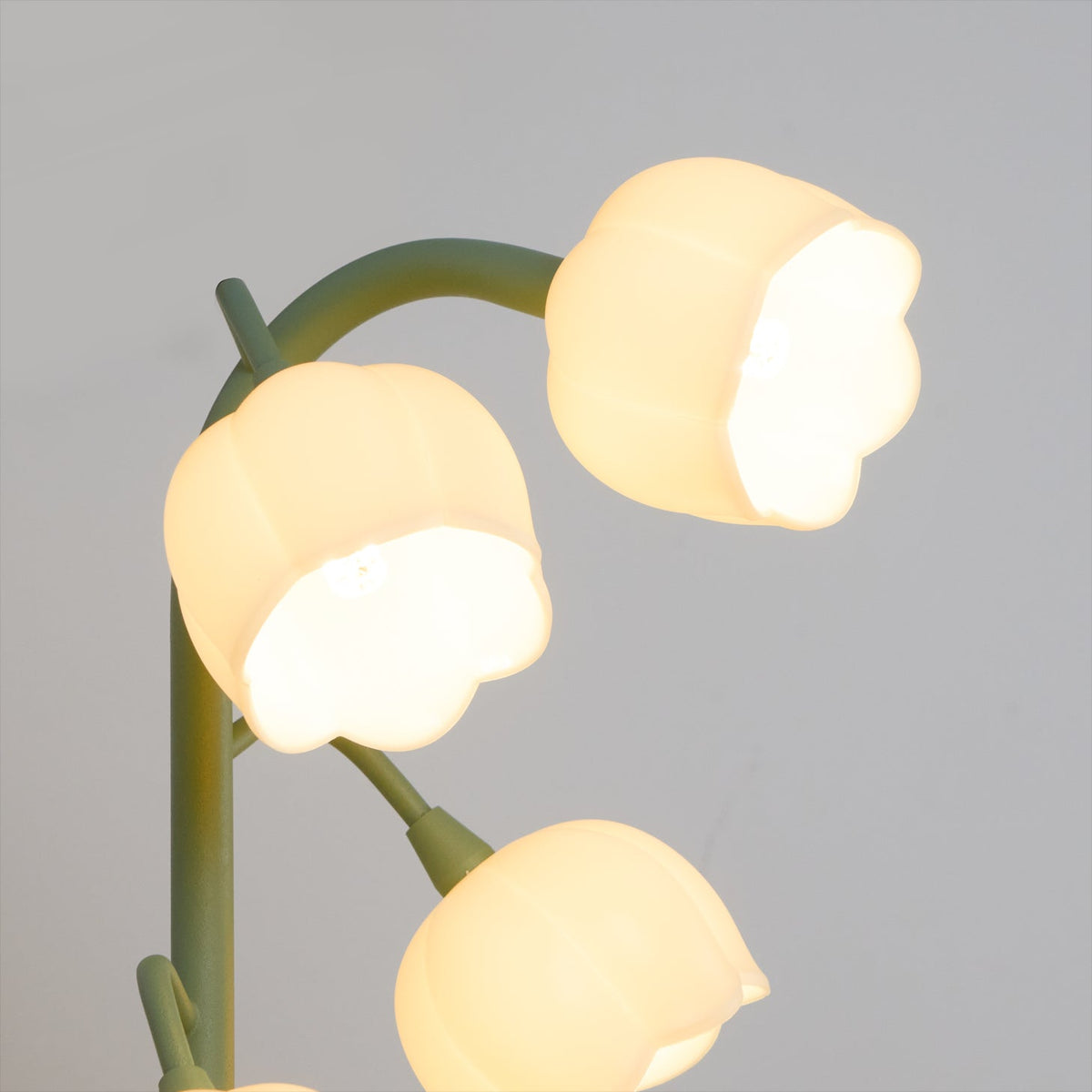 Lampa stołowa w kształcie tulipana z kwiatem orchidei