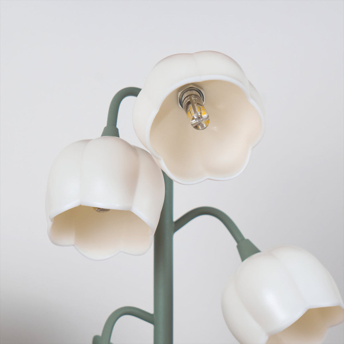 Lampa stołowa w kształcie tulipana z kwiatem orchidei