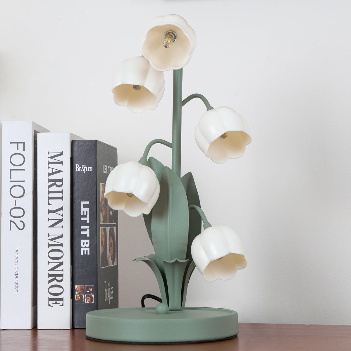 Lampa stołowa w kształcie tulipana z kwiatem orchidei