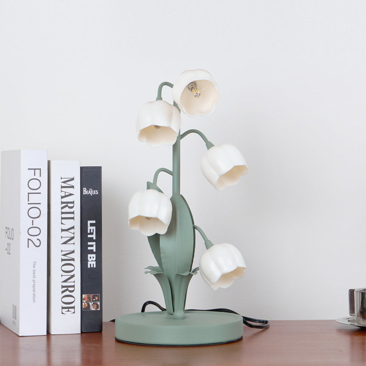 Lampa stołowa w kształcie tulipana z kwiatem orchidei