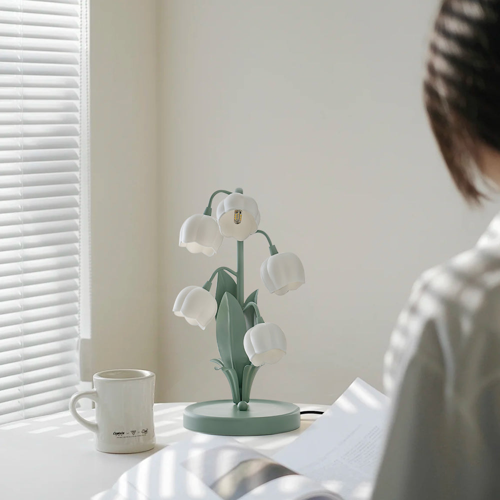 Lampa stołowa w kształcie tulipana z kwiatem orchidei