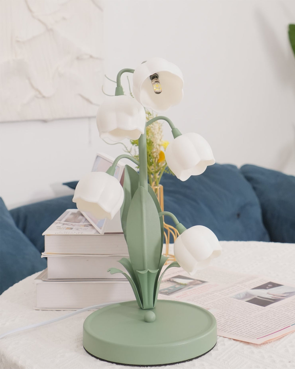 Lampa stołowa w kształcie tulipana z kwiatem orchidei