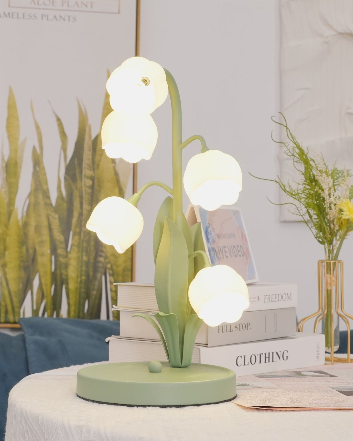 Lampa stołowa w kształcie tulipana z kwiatem orchidei
