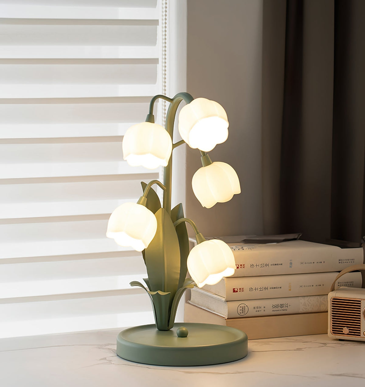 Lampa stołowa w kształcie tulipana z kwiatem orchidei
