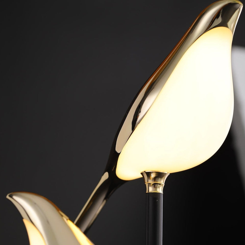 Nowoczesna nordycka metalowa lampa ścienna z rzeźbą ptaka siedzącego na gałęzi