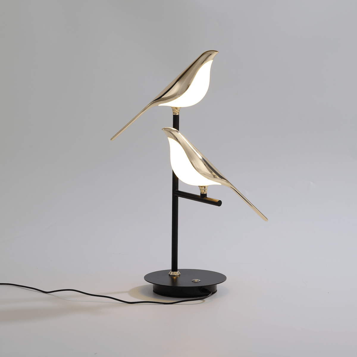 Nowoczesna nordycka metalowa lampa ścienna z rzeźbą ptaka siedzącego na gałęzi