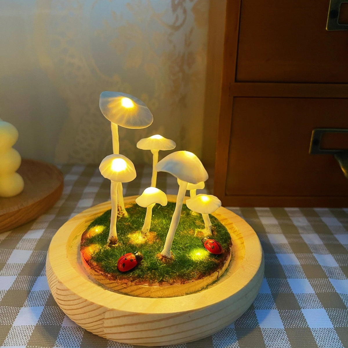 Konfigurowalna lampa stołowa w kształcie skupiska grzybów, zasilana bateriami, do samodzielnego wykonania