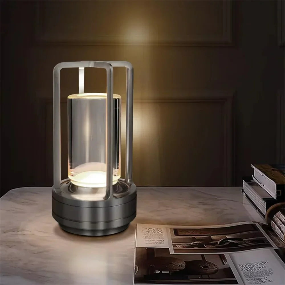 Nowoczesna lampa stołowa z metalową cylindryczną ramą i dotykowym sterowaniem