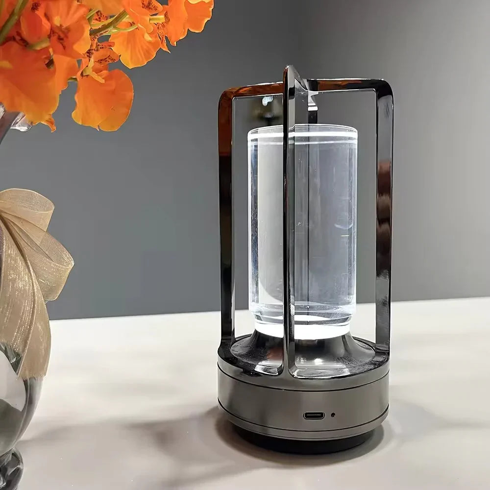 Nowoczesna lampa stołowa z metalową cylindryczną ramą i dotykowym sterowaniem