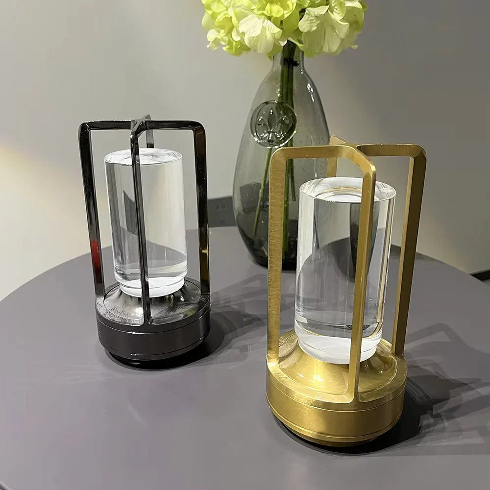 Nowoczesna lampa stołowa z metalową cylindryczną ramą i dotykowym sterowaniem
