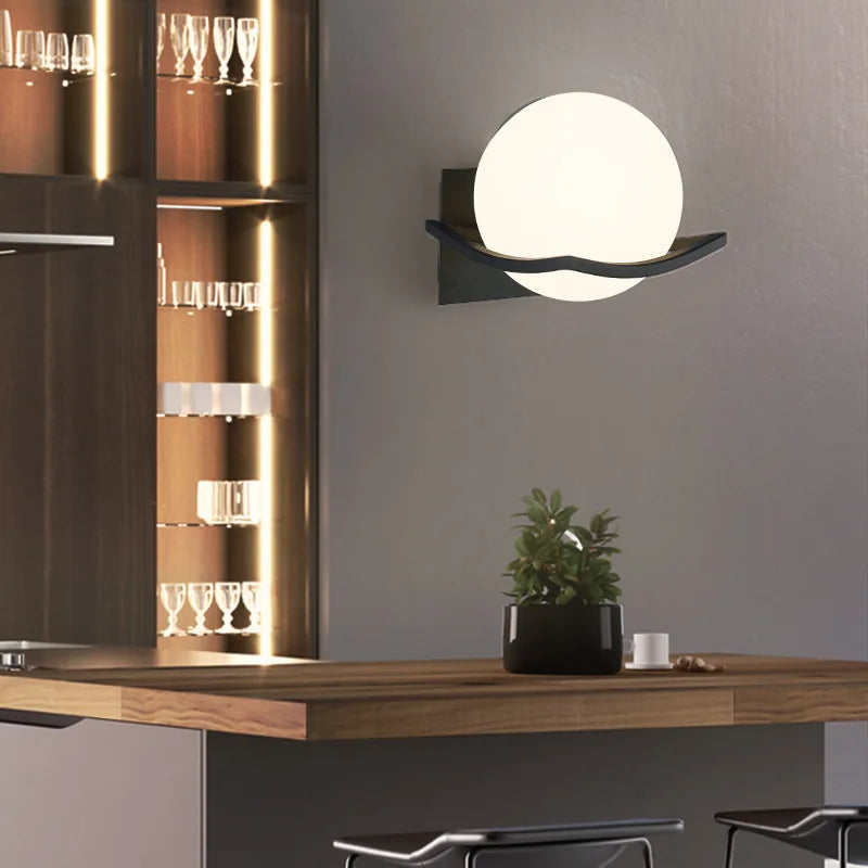Minimalistyczna europejska lampa ścienna z kulistym kloszem z opalowego szkła