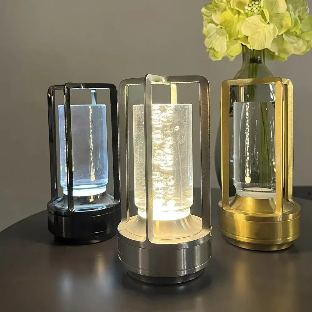 Nowoczesna lampa stołowa z metalową cylindryczną ramą i dotykowym sterowaniem