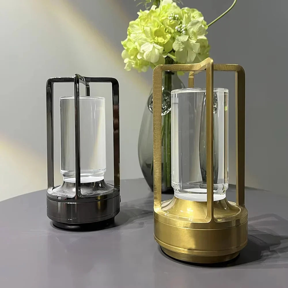 Nowoczesna lampa stołowa z metalową cylindryczną ramą i dotykowym sterowaniem