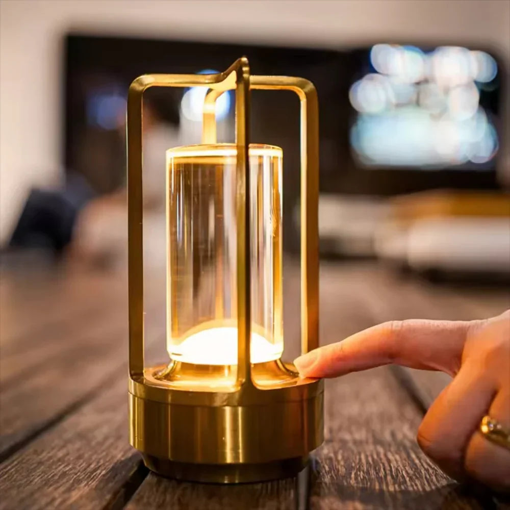 Nowoczesna lampa stołowa z metalową cylindryczną ramą i dotykowym sterowaniem