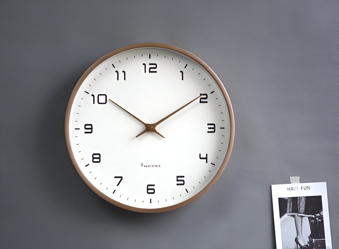 Minimalistyczny skandynawski zegar ścienny z drewnianą ramą i cichym mechanizmem kwarcowym