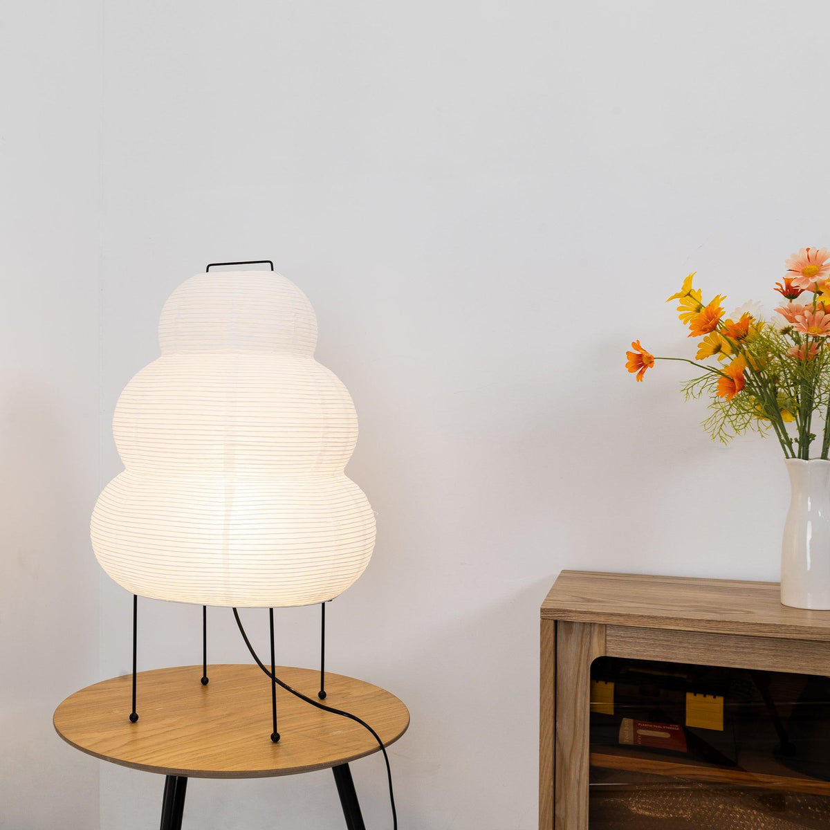 Metalowa lampa stołowa z papierowym kloszem z morwy inspirowanym japońskimi latarniami