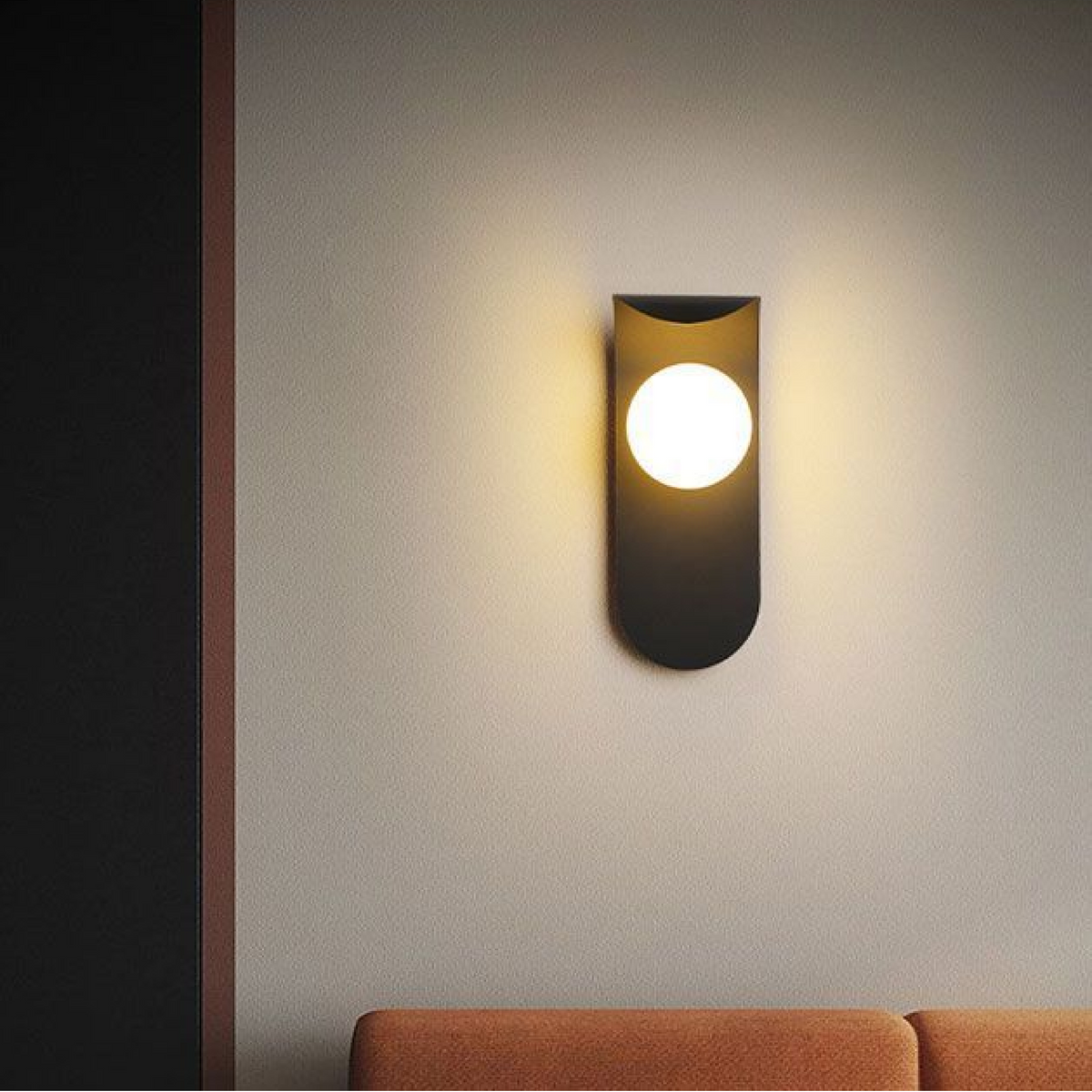 Nordycka minimalistyczna lampa ścienna z zakrzywionym panelem, matowym szklanym kloszem w kształcie kuli