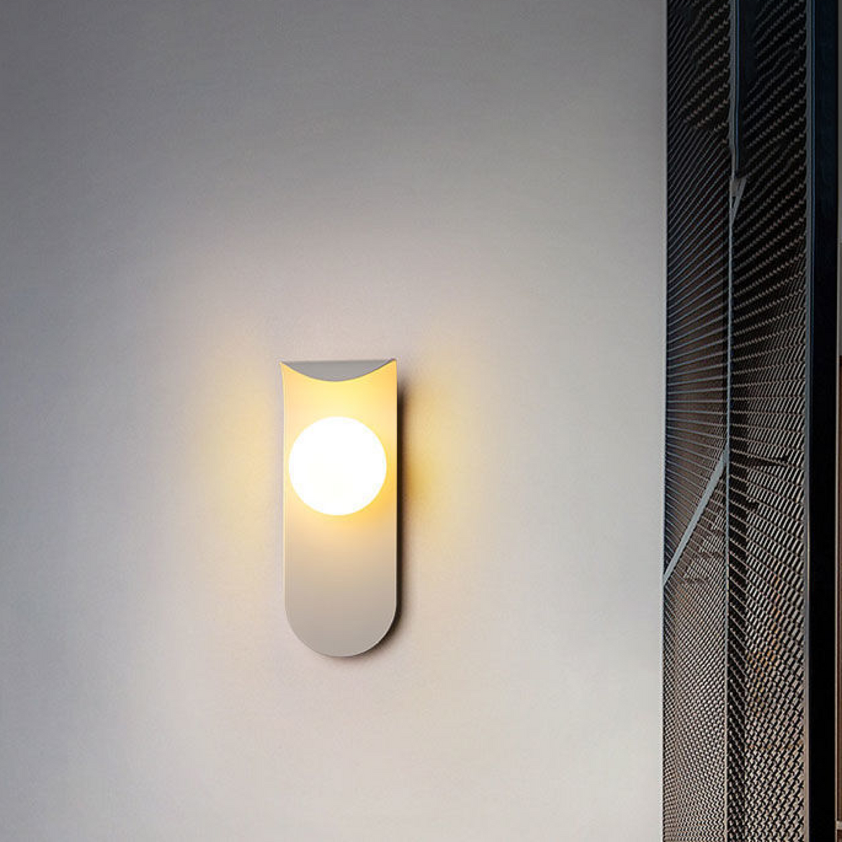 Nordycka minimalistyczna lampa ścienna z zakrzywionym panelem, matowym szklanym kloszem w kształcie kuli