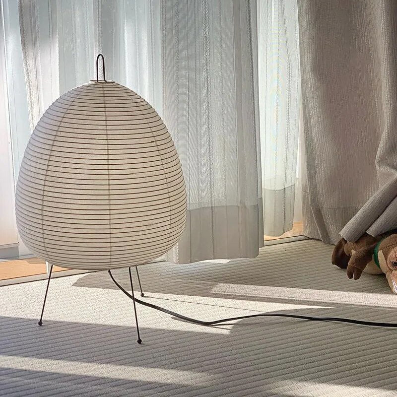 Minimalistyczna zen japońska lampa stołowa na trójnogu z papierowym kloszem ryżowym i nastrojowym oświetleniem