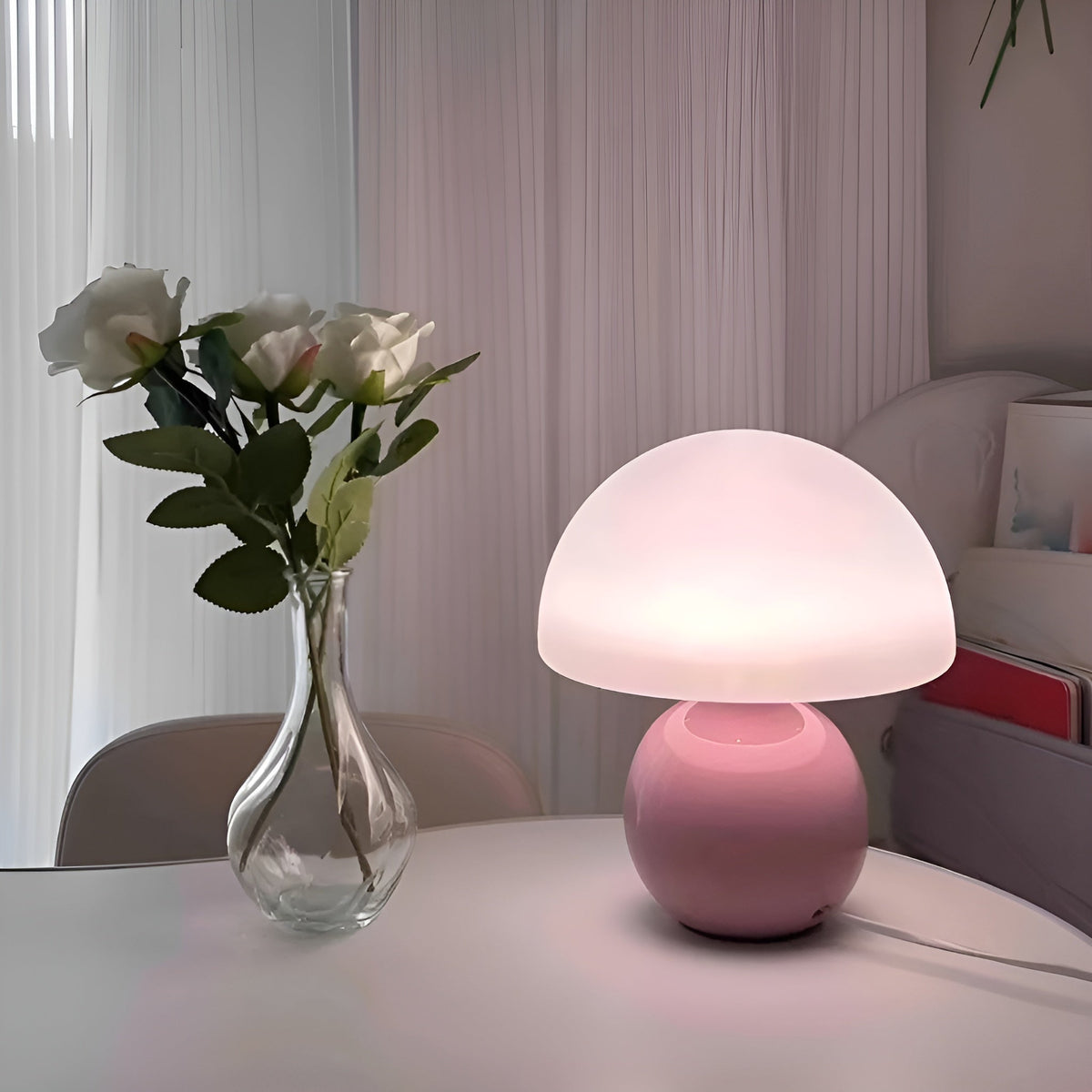 Kompaktowa stołowa lampa w stylu mid-century modern, z wygiętą kopułą i zaokrągloną podstawą