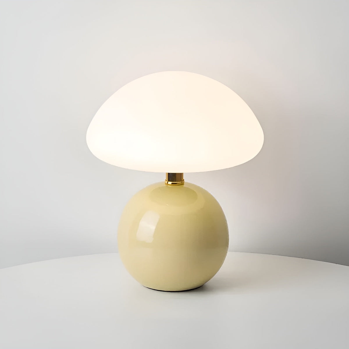 Kompaktowa stołowa lampa w stylu mid-century modern, z wygiętą kopułą i zaokrągloną podstawą