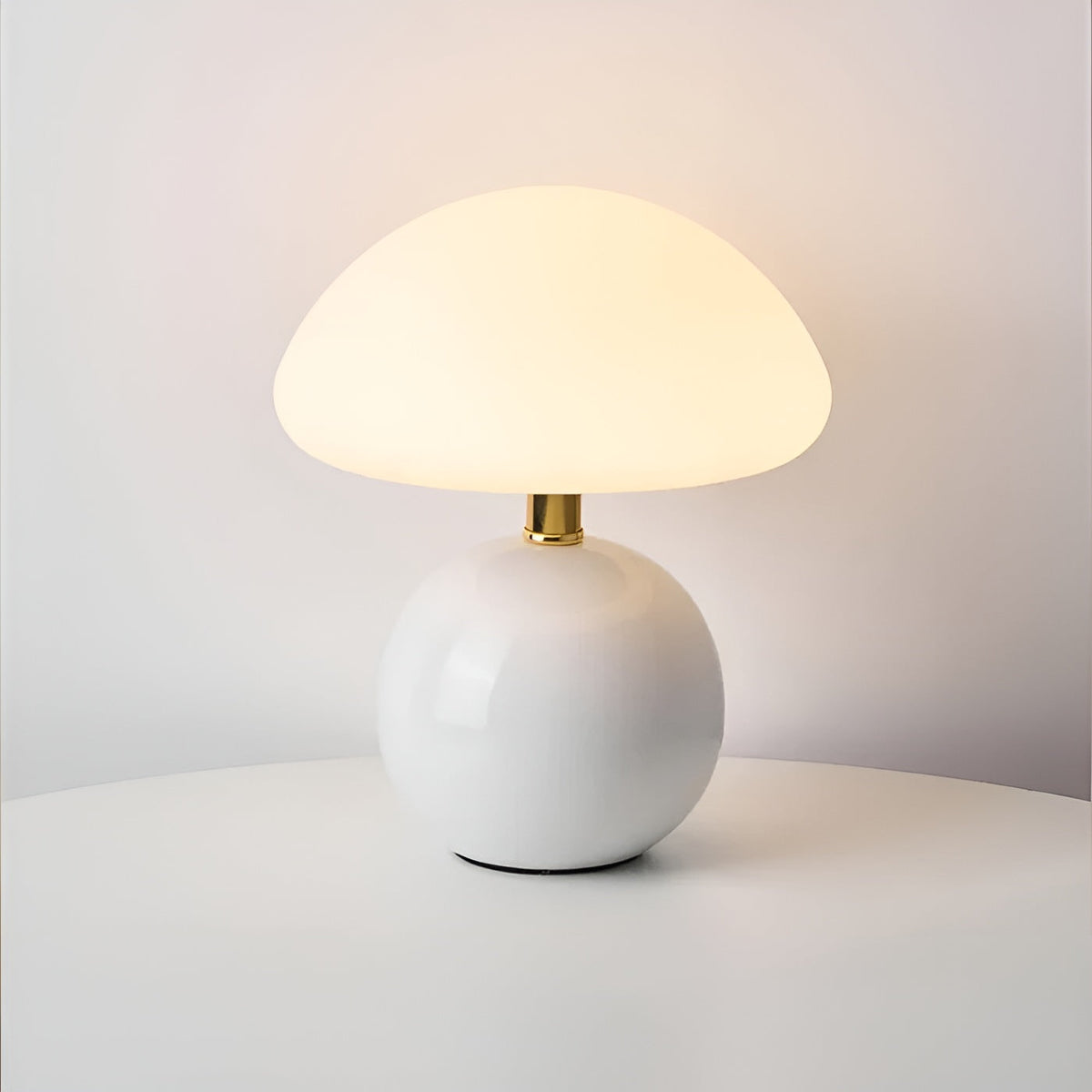 Kompaktowa stołowa lampa w stylu mid-century modern, z wygiętą kopułą i zaokrągloną podstawą