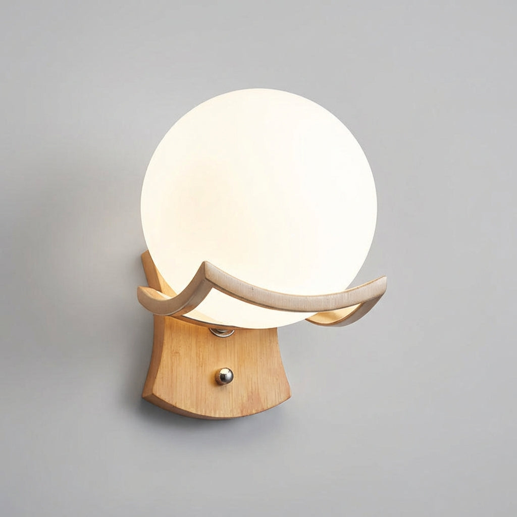 Minimalistyczna kulista lampa ścienna z drewnem i metalem
