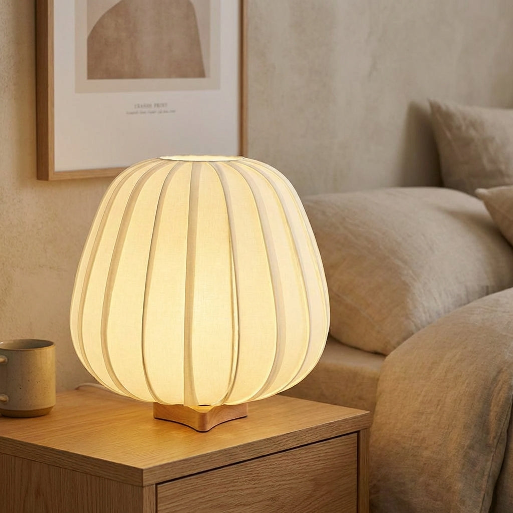 Minimalistyczna lampka stołowa z bambusową podstawą, materiałowym abażurem i kloszem
