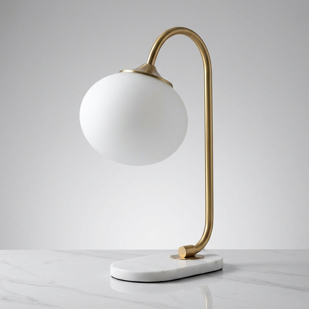 Lampa stołowa z zaokrąglonym szklanym kloszem i zakrzywionym metalowym trzonem